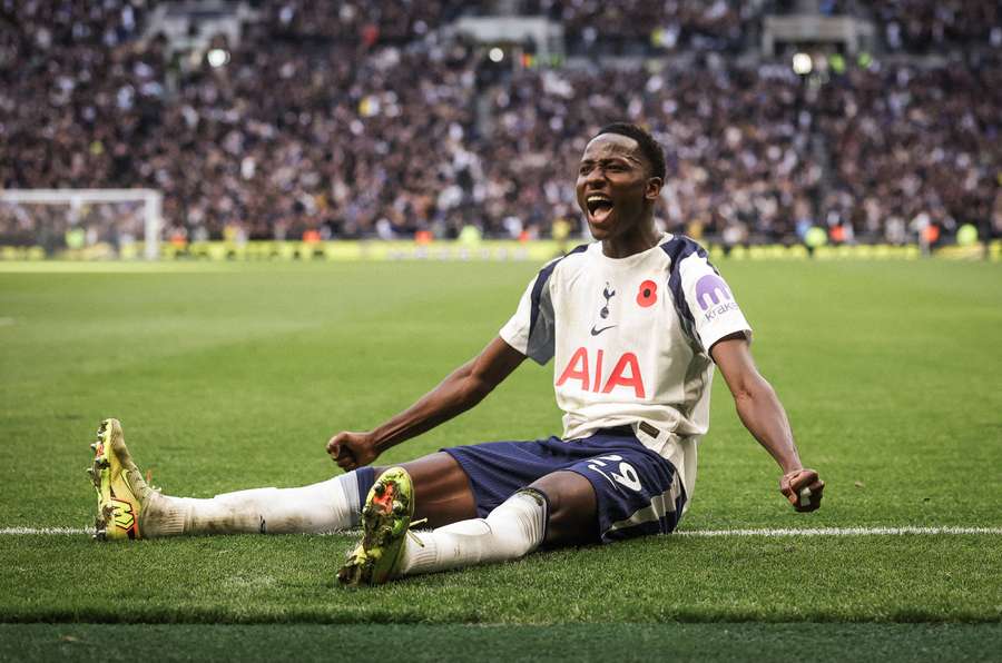 Pape Matar Sarr con la maglia del Tottenham Pape Matar Sarr con la maglia del Tottenham
