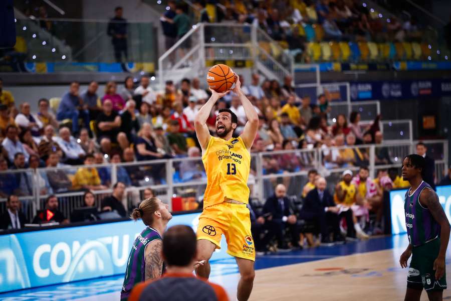 Pierre Pelos lanza a canasta en el Dreamland Gran Canaria-Unicaja Málaga