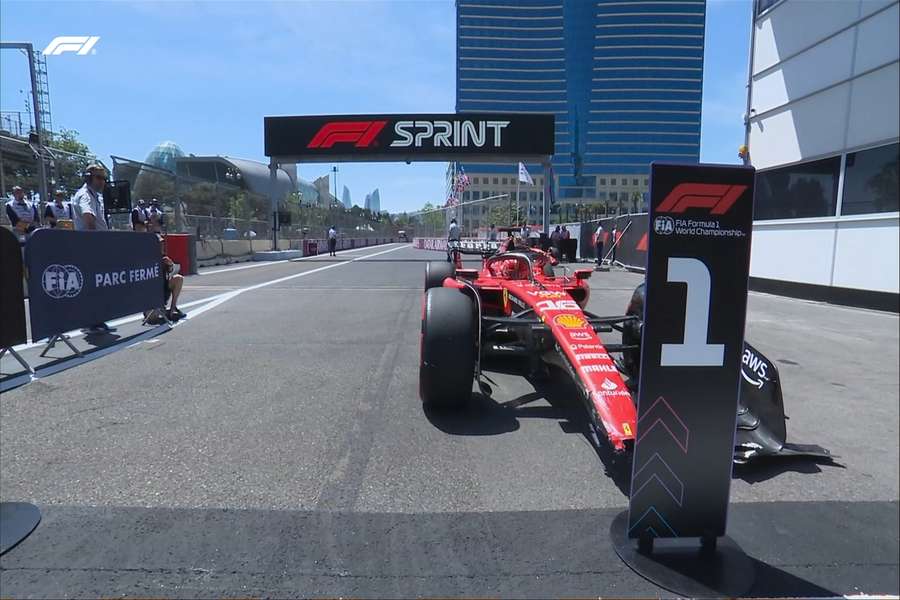 Leclerc ha logrado la pole y la minipole en Baku con su Ferrari