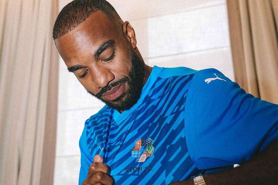 Alexandre Lacazette com a camisola do Neom