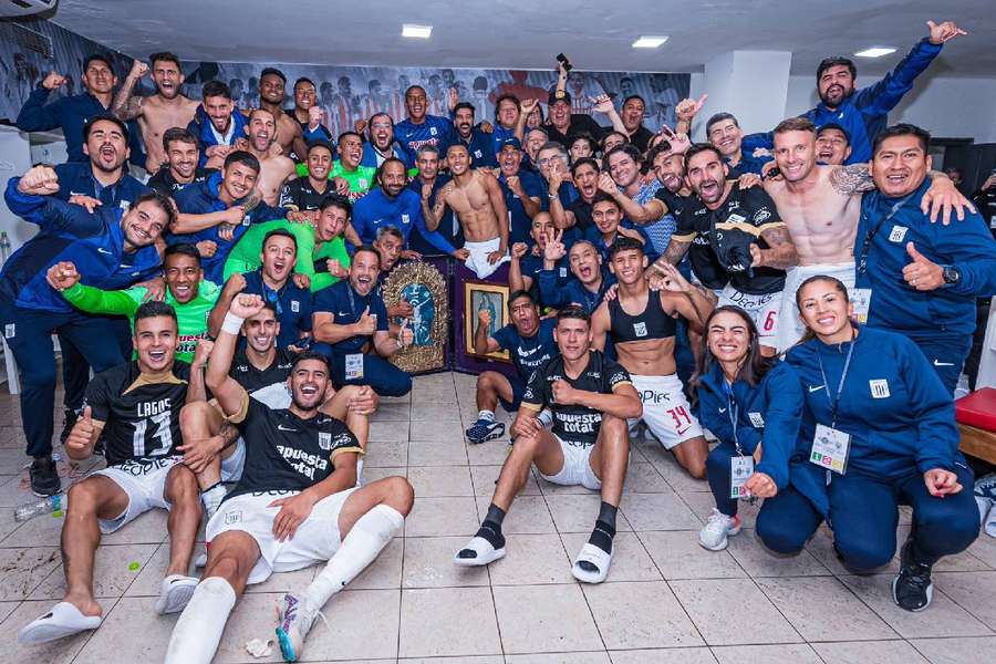 Alianza Lima comemora triunfo em Assunção pela Copa Libertadores