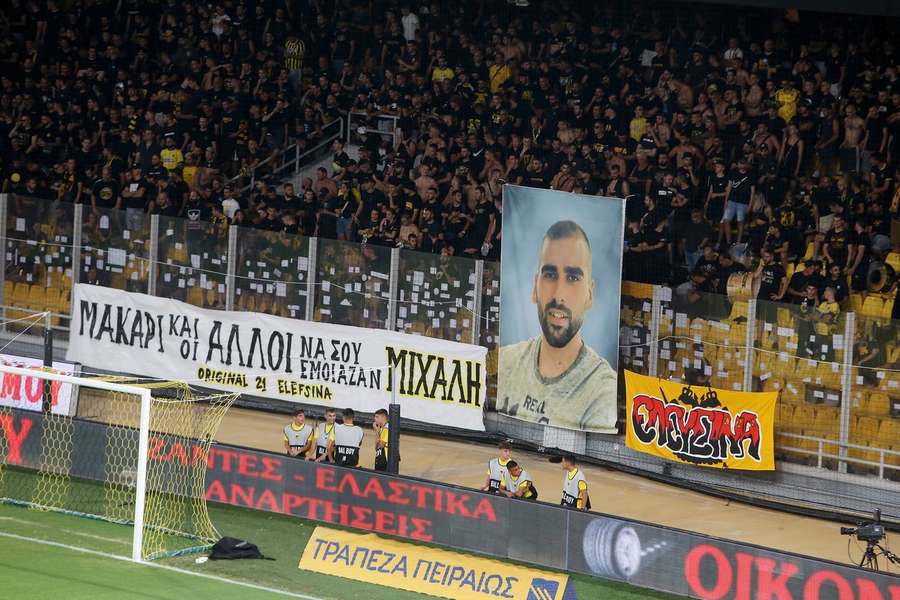 AEK-fans en hun eerbetoon aan de overleden AEK-fan die omkwam bij supportersrellen