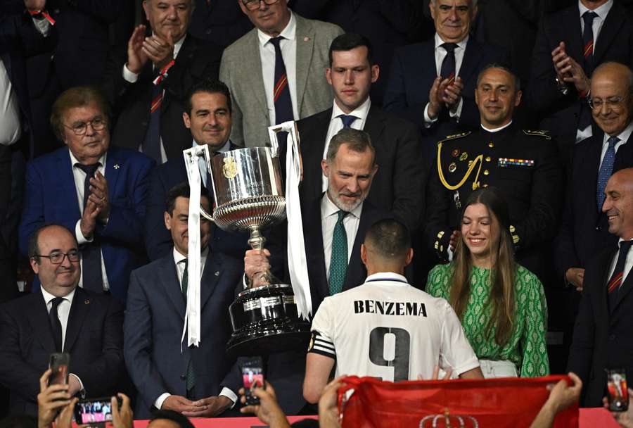 Benzema com o último título conquistado com o Real Madrid