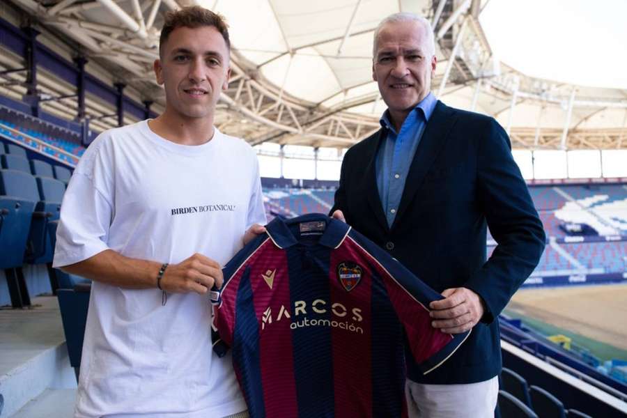 Olasagasti, con la camiseta levantinista