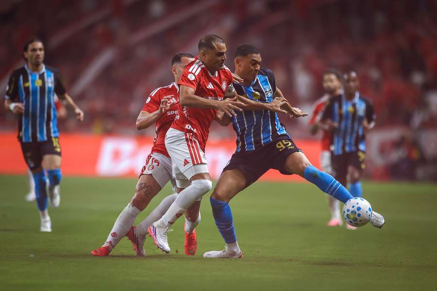 O Gre-Nal foi lutado palmo a palmo no Beira-Rio O Gre-Nal foi lutado palmo a palmo no Beira-Rio