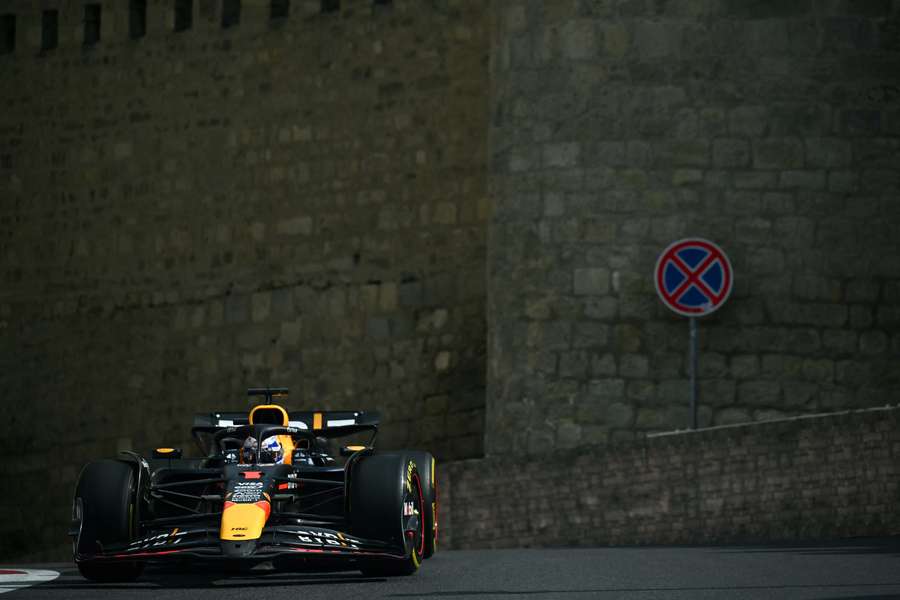 Verstappen in actie tijdens de eerste vrije training in Baku