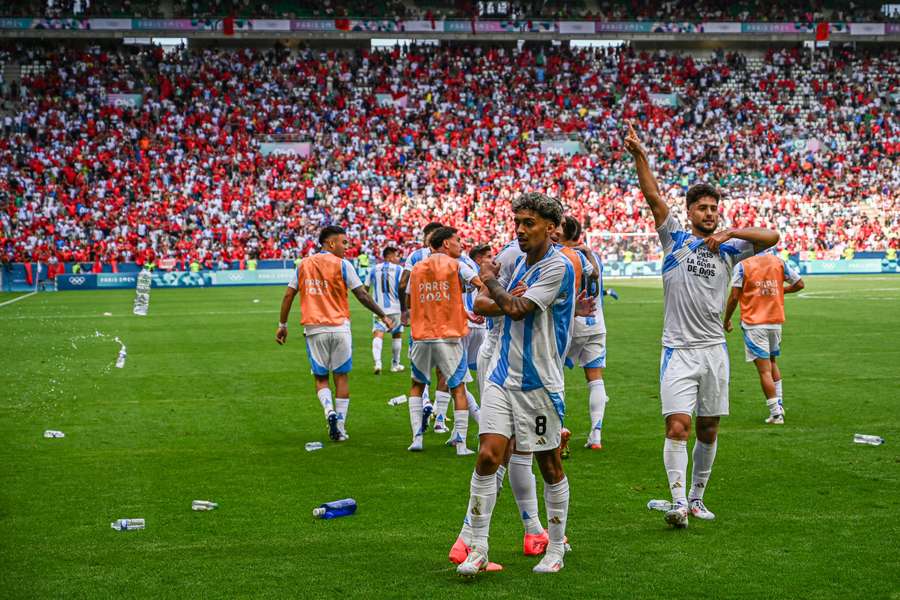 Argentinos foram bombardeados com objetos em Saint-Étienne