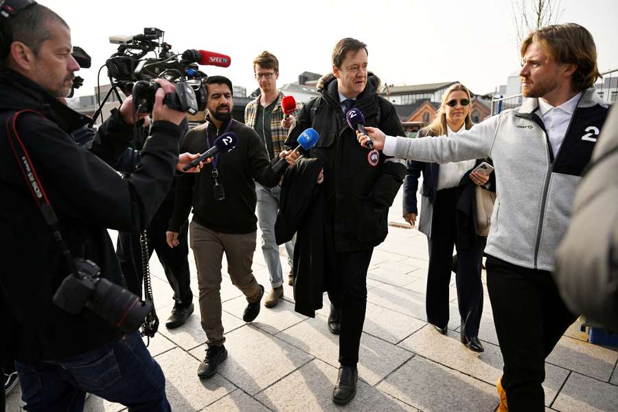 El abogado defensor John Christian Elden llegando al tribunal