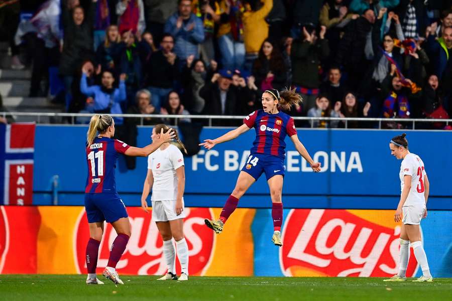 Aitana Bonmatí, en el aire celebrando su gol ante el Brann