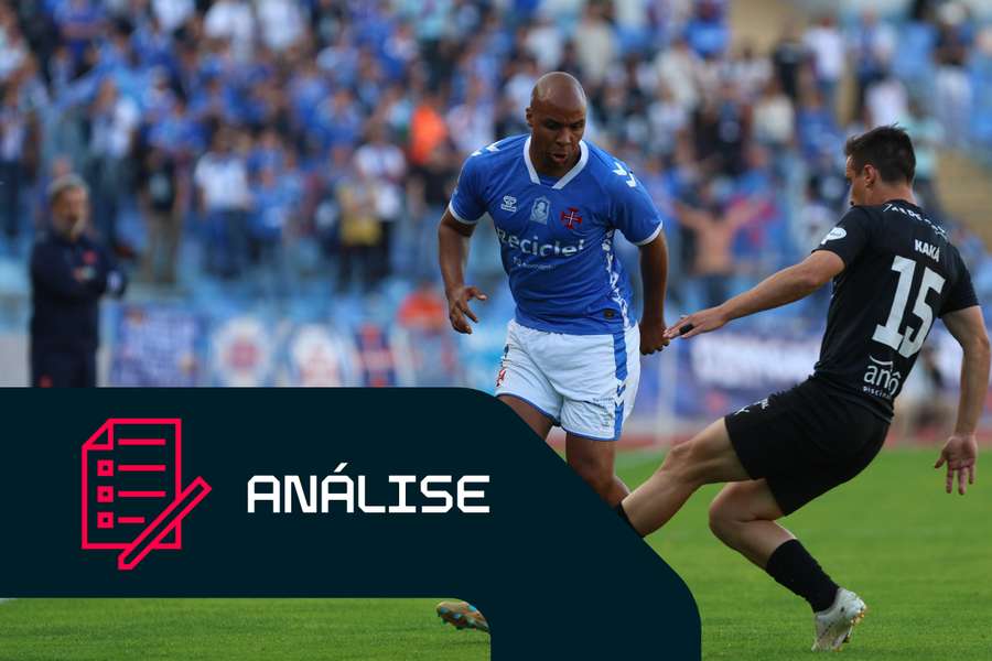 Wilson Eduardo perante Kaká no Académica-Belenenses