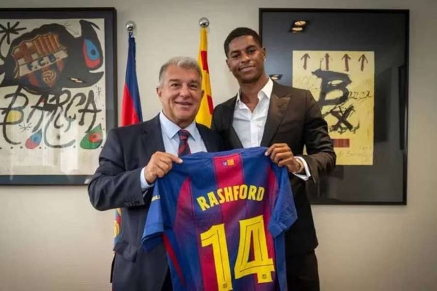 Rashford pri predstavení s prezidentom klubu Joanom Laportom.