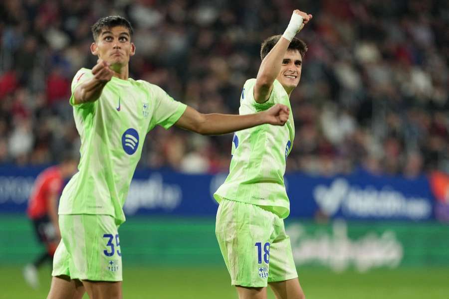 Pau Víctor celebra su gol en Pamplona con Gerard Martín