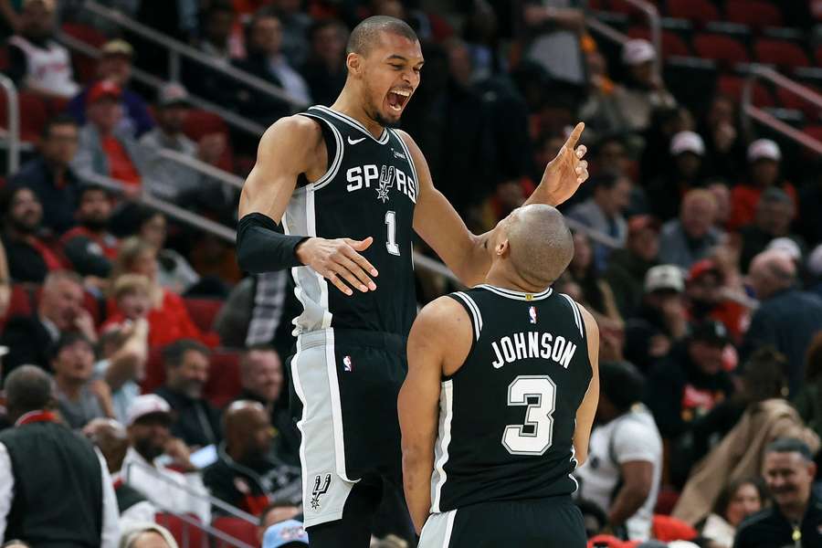 Wyjazdowa wygrana San Antonio Spurs, kontuzja Sochana