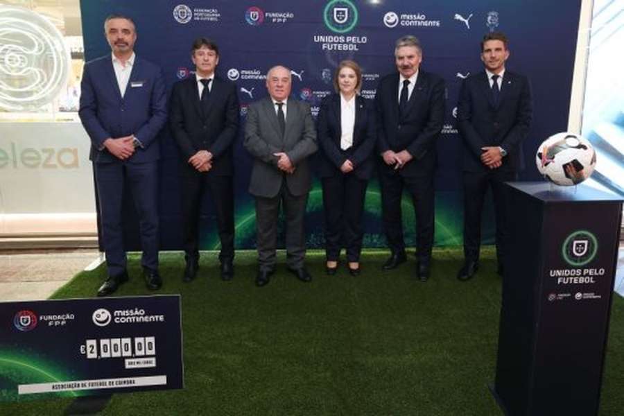 Toni na assinatura do protocolo entre FPF, AF Coimbra e CM Coimbra