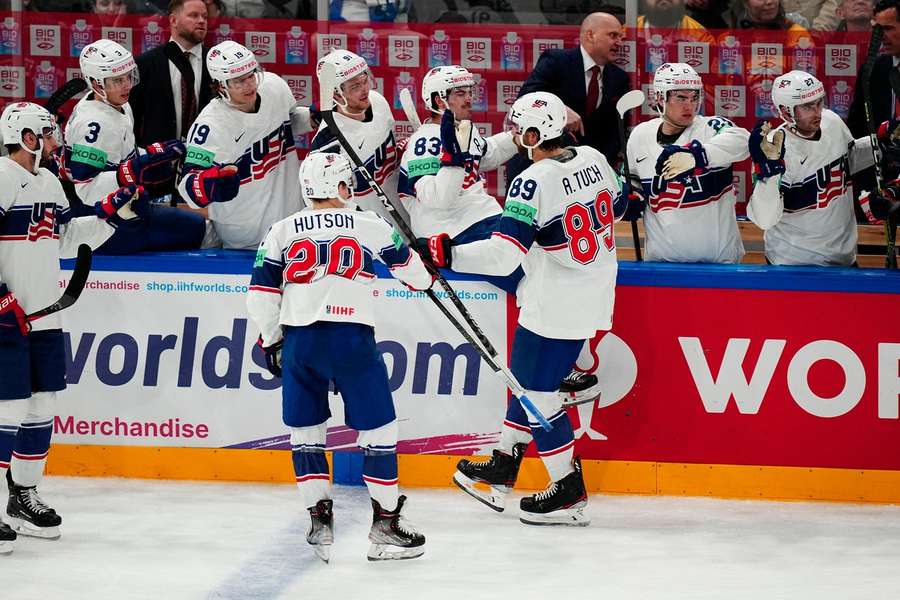Die USA bejubeln ein Tor von NHL-Star Alex Tuch gegen Finnland