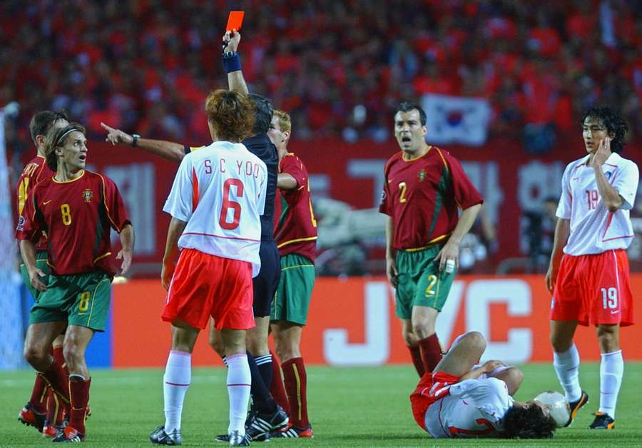 João Pinto reçoit un carton rouge après une faute sur Park Ji-sung lors de Portugal – Corée du Sud, le 14 juin 2002 à Incheon. João Pinto reçoit un carton rouge après une faute sur Park Ji-sung lors de Portugal – Corée du Sud, le 14 juin 2002 à Incheon.