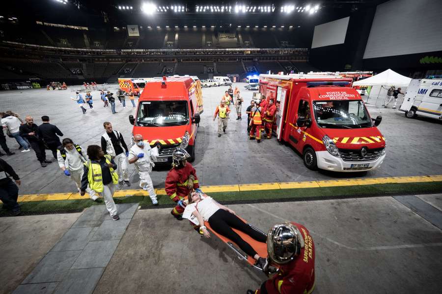 Servicios de emergencia y bomberos, durante un simulacro de cara a los Juegos Olímpicos