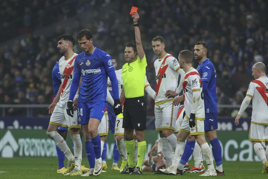 Arbiter Jorge Figueroa Vazquez toont Getafe-aanvaller Juan Miguel Latasa de rode kaart