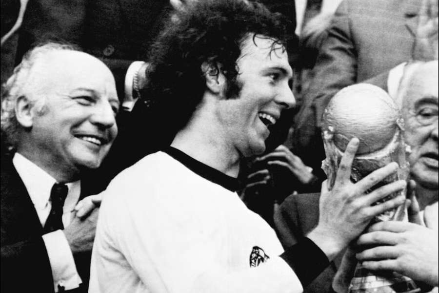 Beckenbauer v roku 1974 s trofejou pre majstra sveta.