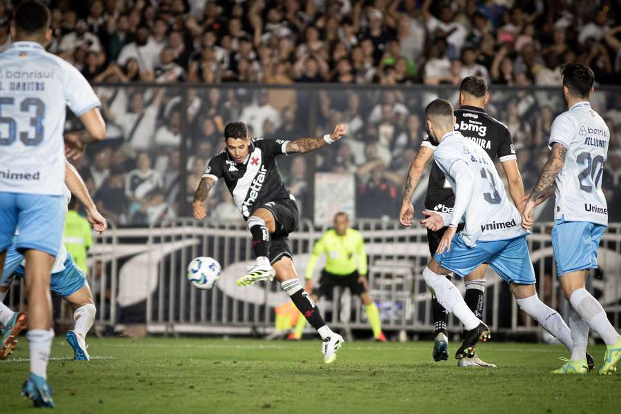 Lucas Freitas arremata para o gol em São Januário