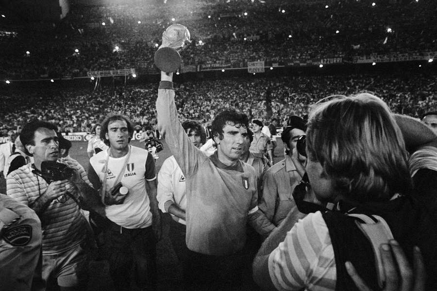 Dino Zoff trionfante con la Coppa del Mondo vinta dall'Italia al Mondiale di Spagna 1982 Dino Zoff trionfante con la Coppa del Mondo vinta dall'Italia al Mondiale di Spagna 1982