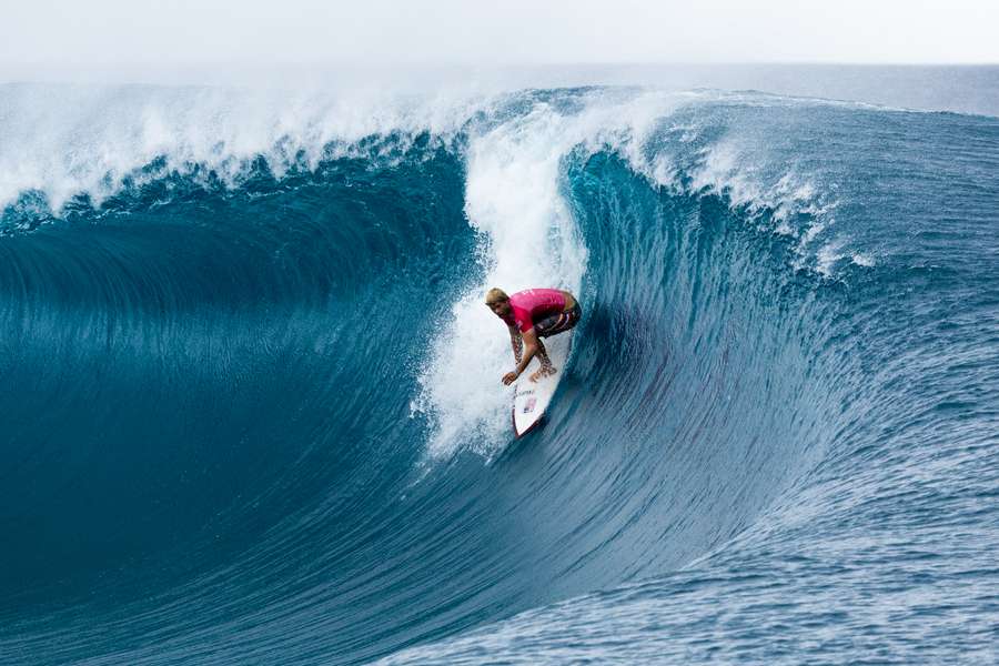 Le surf à Tahiti mardi.