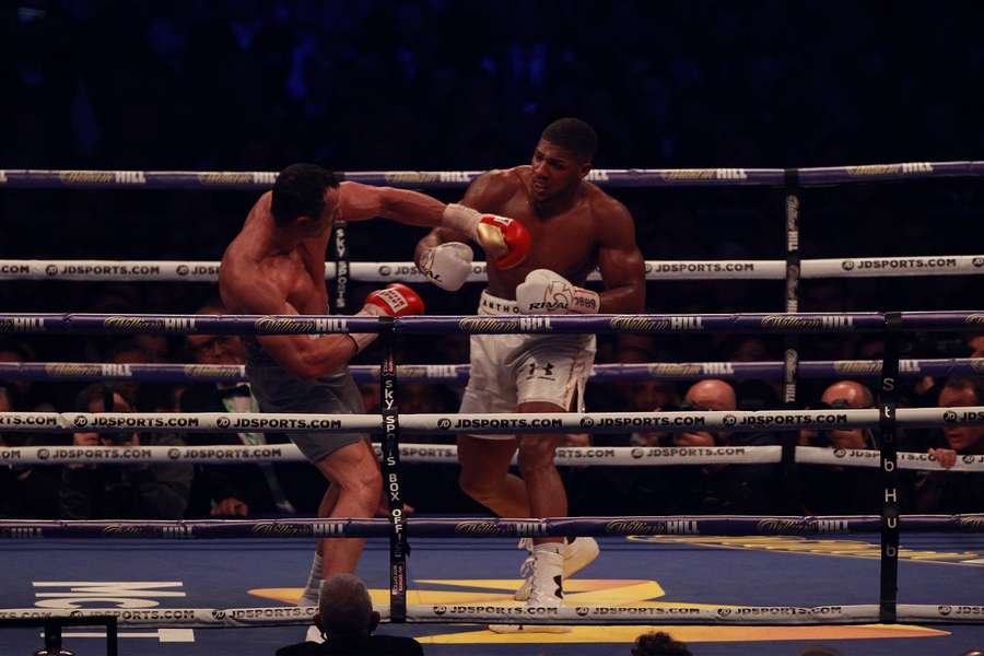 Antony Joshua in actie tegen Wladimir Klitschko in 2017