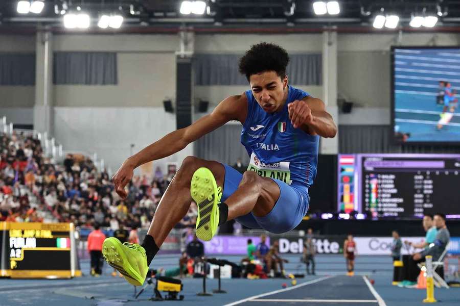 Mattia Furlani durante il salto in lungo ai Mondiali indoor di Nanchino
