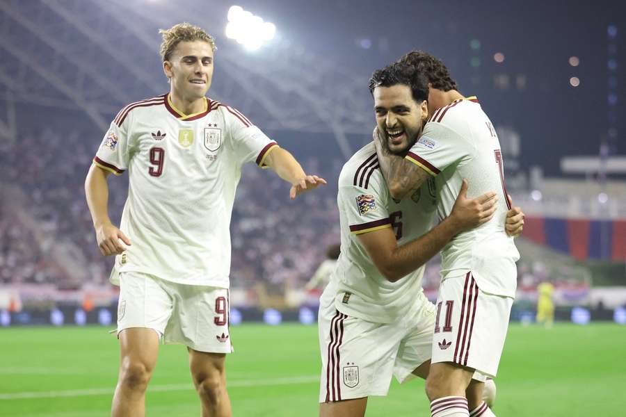 Mikel Merino, felicitat de coechipieri după un gol contra Croației Mikel Merino, felicitat de coechipieri după un gol contra Croației