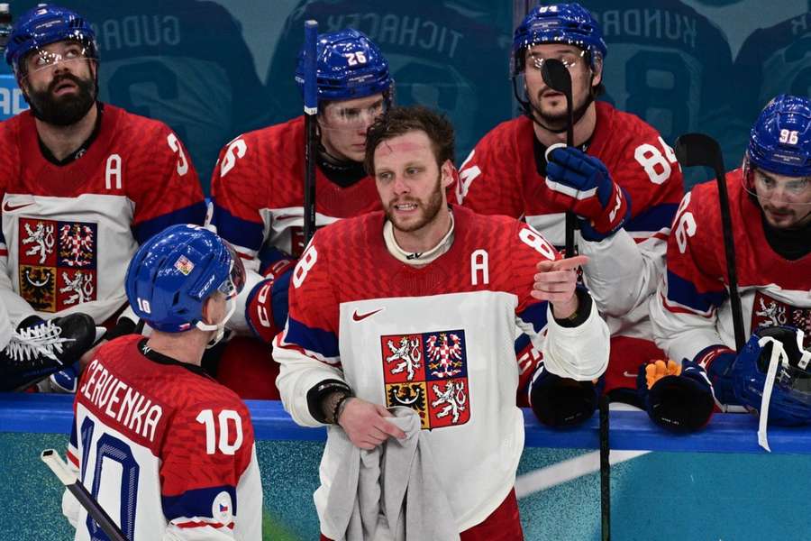 David Pastrňák rozmlouvá s kapitánem týmu Romanem Červenkou na OH 2026. David Pastrňák rozmlouvá s kapitánem týmu Romanem Červenkou na OH 2026.