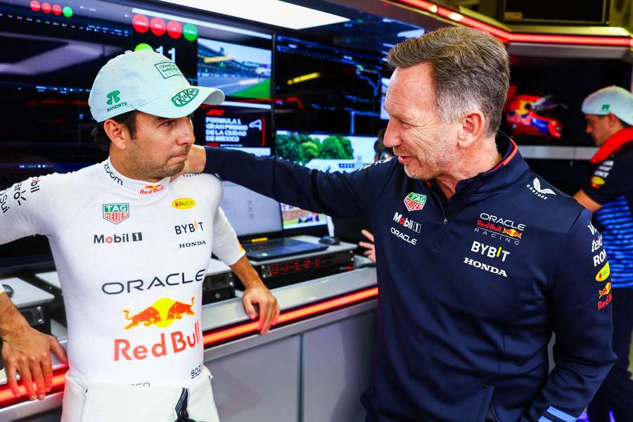 Checo Pérez fala com Christian Horner