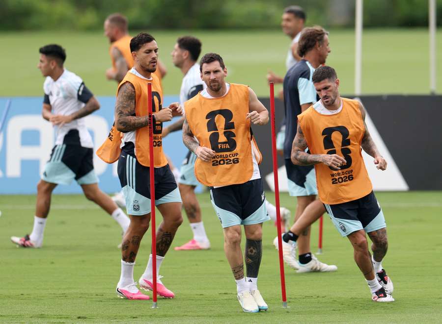 De Paul ao lado de Messi durante treinamento da Argentina De Paul ao lado de Messi durante treinamento da Argentina