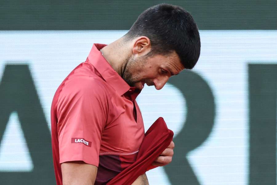 Djokovic desistiu de Roland Garros por lesão no joelho