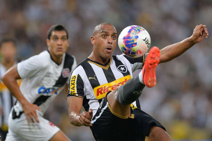 Tássio com a camisa do Botafogo em 2015 Tássio com a camisa do Botafogo em 2015