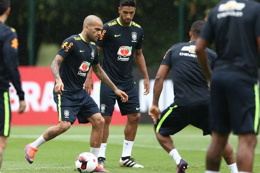 Daniel Alves em treino com a Seleção Brasileira na Cidade do Galo