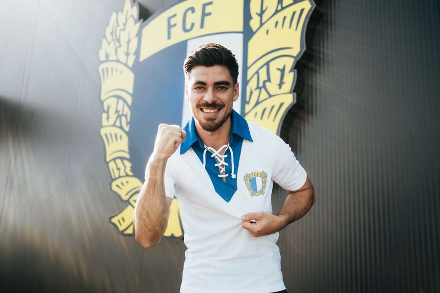 Famalicão contrata Paulo Moreira ao Estrela da Amadora Famalicão contrata Paulo Moreira ao Estrela da Amadora