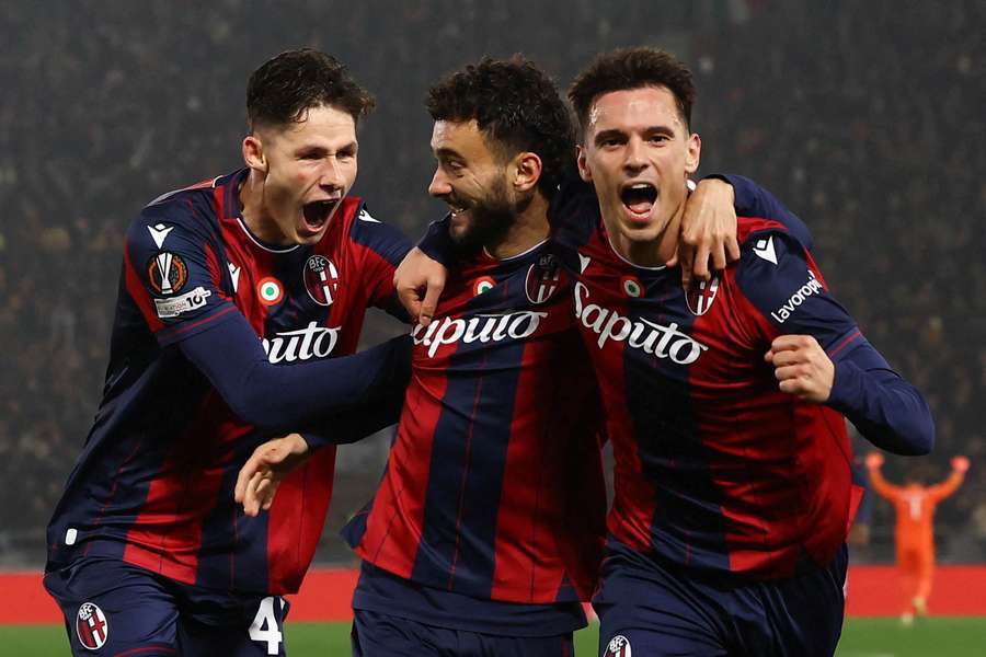 Martin Vitík (vlevo) slaví se spoluhráči vstřelenou branku Boloni.