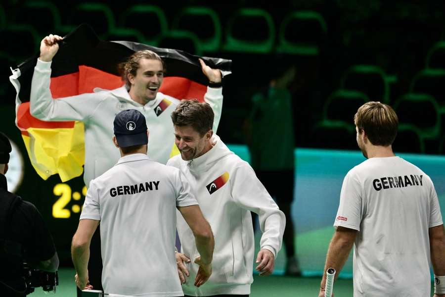 Zverev (l.) und seine Kollegen jubeln über das Weiterkommen