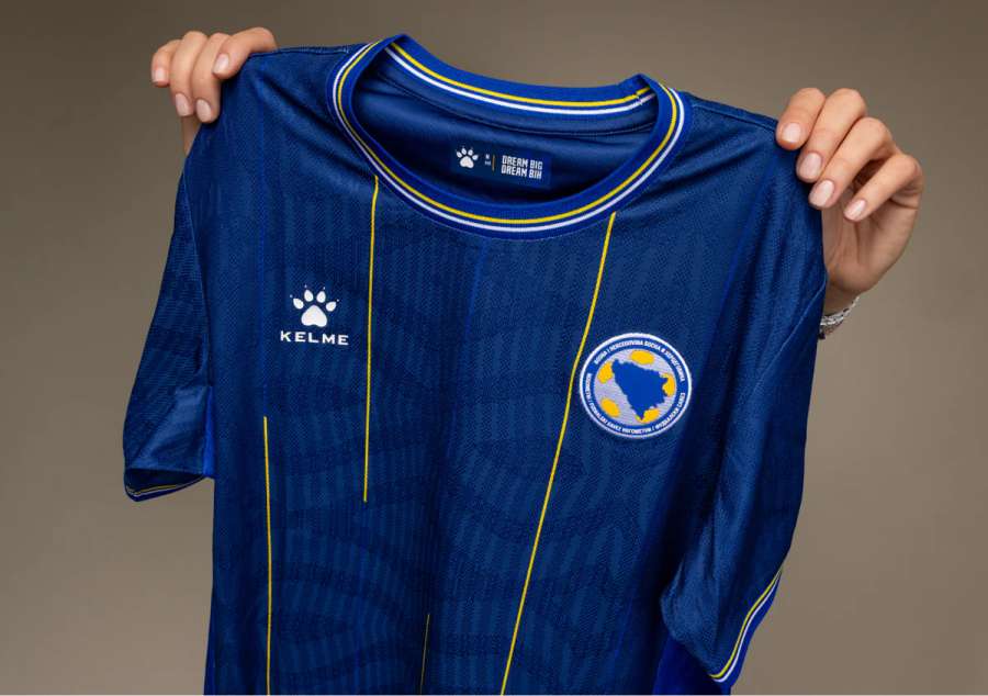 Das bosnische Heimtrikot kommt im eleganten Blau mit gelben Details daher