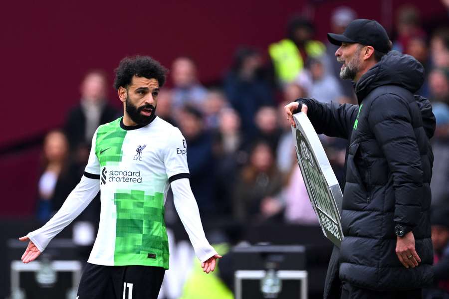 Mohamed Salah voerde boos een gesprek met Jurgen Klopp tijdens het gelijkspel van Liverpool bij West Ham