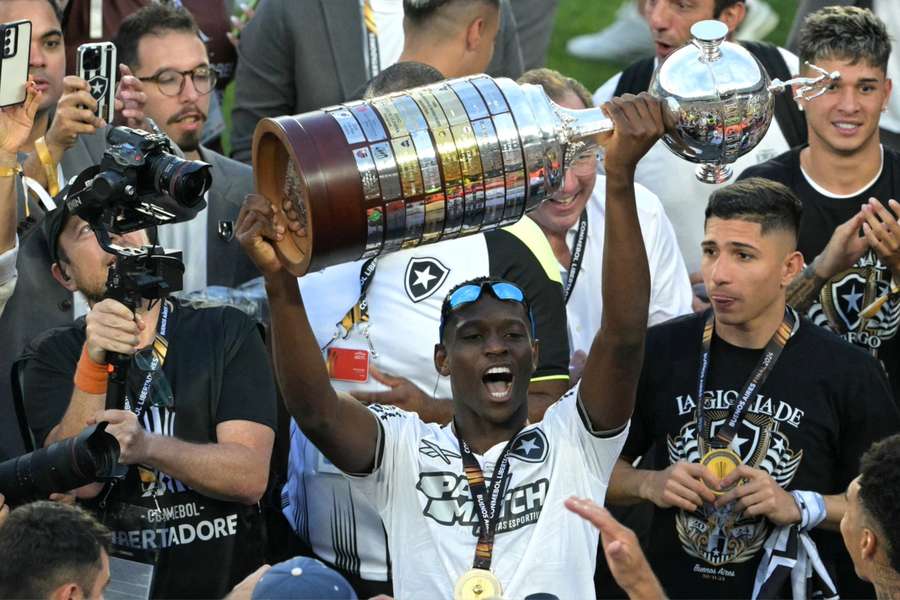 Luiz Henrique ergue a taça da Libertadores 2024
