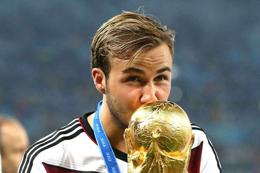 Mario Götze sărută trofeul Cupei Mondiale obținut cu Germania în 2014