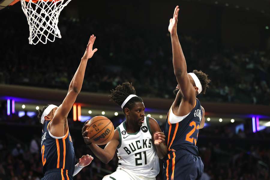 NBA roundup: Jrue Holiday var brandvarm i slutningen af Bucks' sejr over Knicks