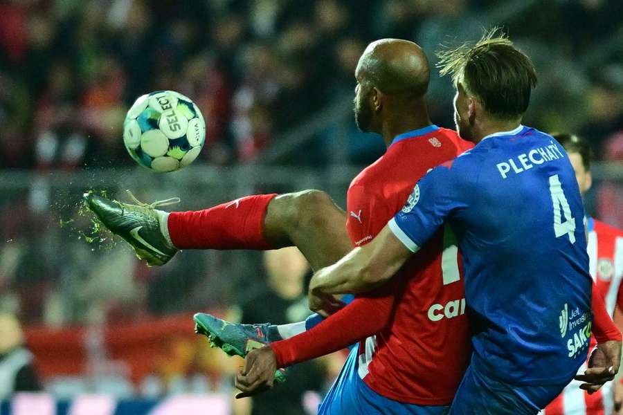 Nejdražší posila Artisu Dominik Plechatý dohrával zápas se zlomeným nosem