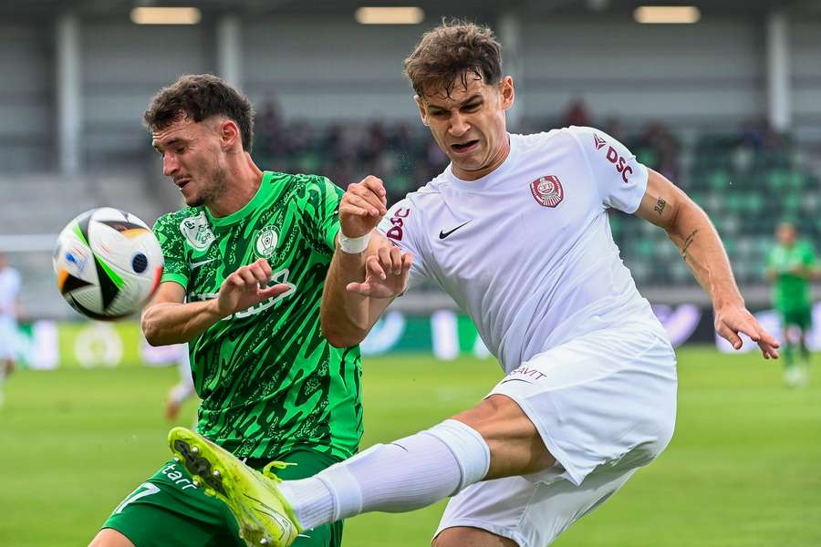 Duel între Kristof Hinor de la Paksi și Matei Ilie, jucătorul lui CFR Cluj 