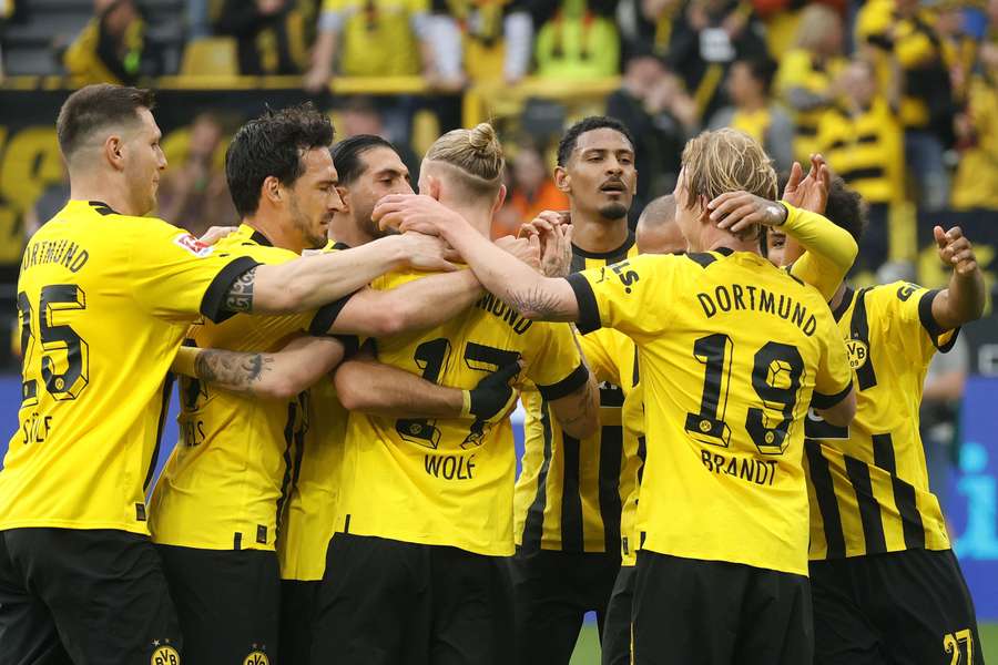 Dortmund blijft mede dankzij treffer Malen in spoor van Bayern