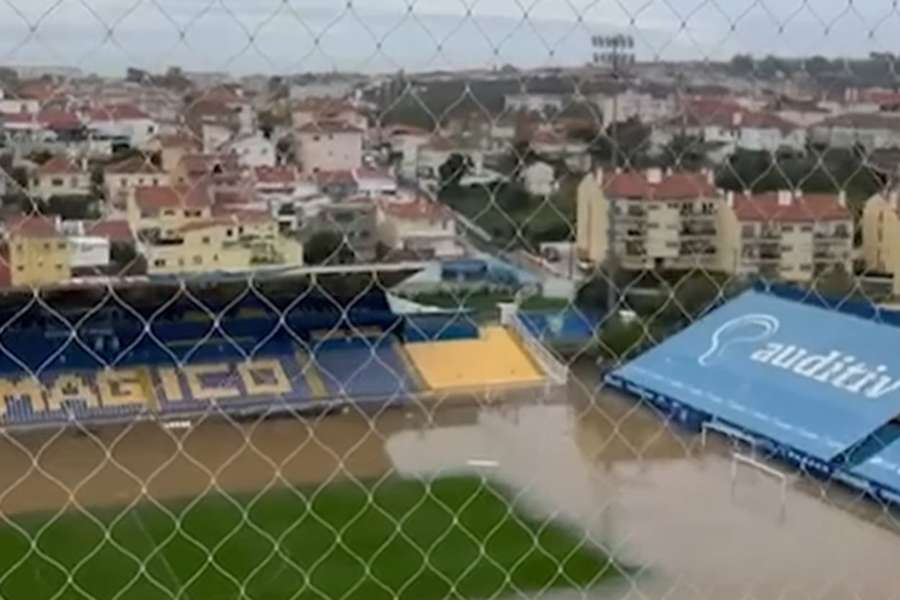 Relvado do Estádio António Coimbra da Mota ficou alagado Relvado do Estádio António Coimbra da Mota ficou alagado