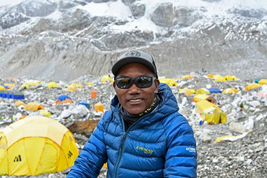 Un montañista nepalí bate el récord con su 28ª ascensión al Everest