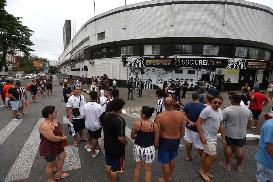 Fans verzamelen bij het Urbano Caldeira stadion in Santos om Pelé te eren