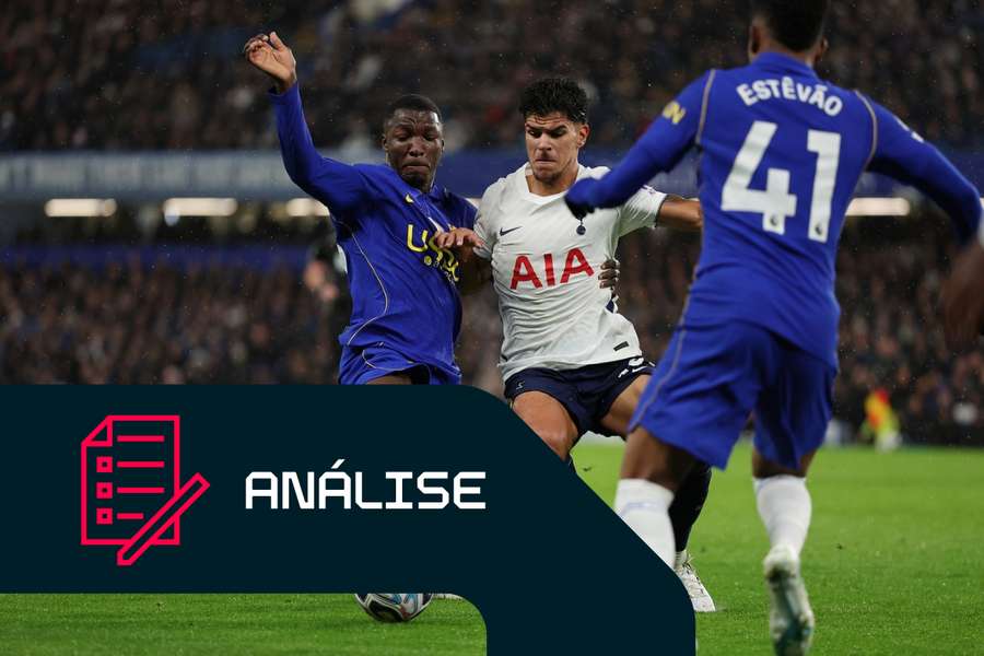Mateus Fernandes, do Tottenham, é pressionado por Moises Caicedo
Mateus Fernandes, do Tottenham, é pressionado por Moises Caicedo